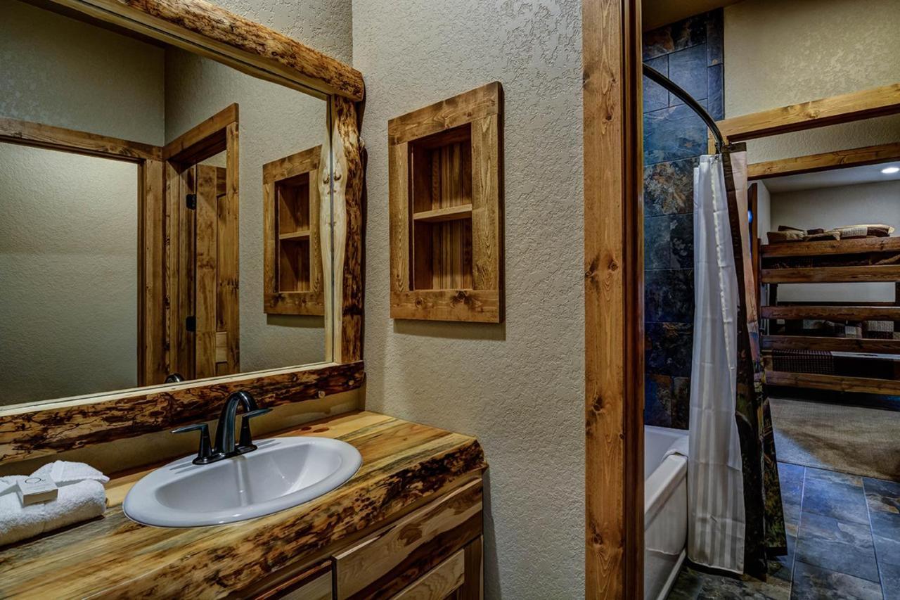Whispering Pines Lodge: 9 Bedroom Eagle River Luaran gambar